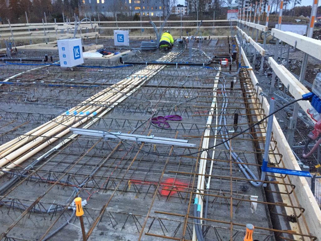 Rörläggning på betongvalv.