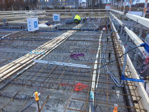 Rörläggning på betongvalv.