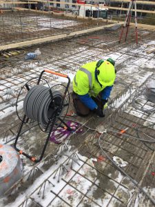 Rörläggning på betongvalv.
